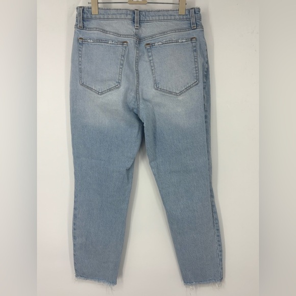 NWOT Abercrombie & Fitch High Rise Mom Jean in Light Wash Ripped Knee Blue 29 8 - Picture 3 of 4